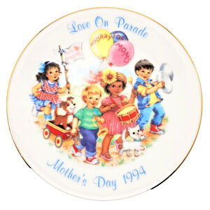 90s Mothers Day Love On Parade 1994 Avon Gold Porcelain DecoratIve Plate Vintage
